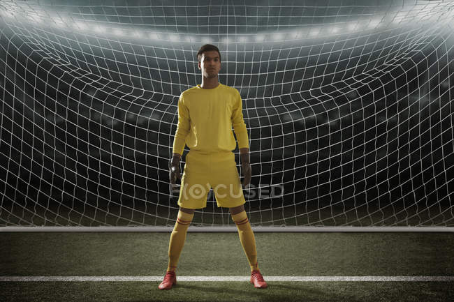 Goleiro em pé na frente do gol — Fotografia de Stock