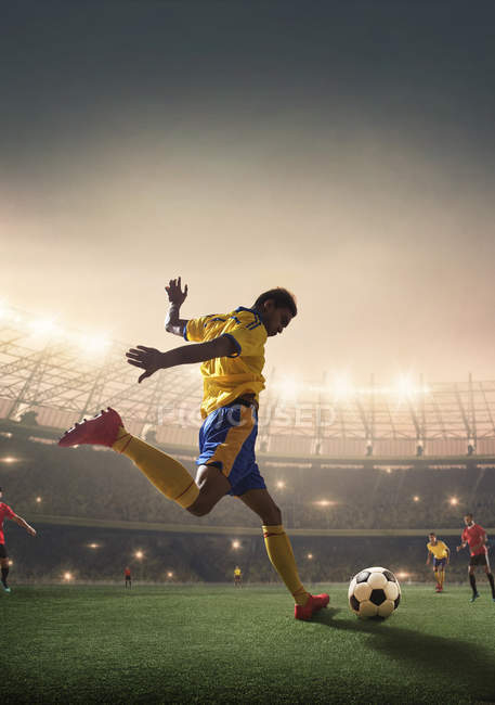 Joueur de football tirant sur le ballon au but
. — Photo de stock