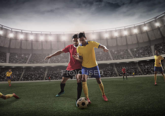 Rivalisierende Fußballer kämpfen um Ballbesitz — Stockfoto
