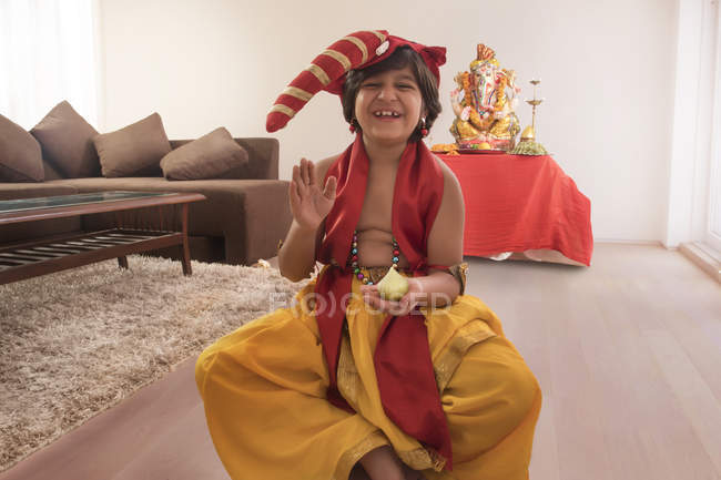 Хлопчик в барвистому святковому одязі посміхається і дивиться на камеру — стокове фото