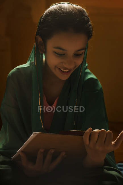 Портрет индийской девушки, смотрящей на смотровую площадку под задним светом — стоковое фото