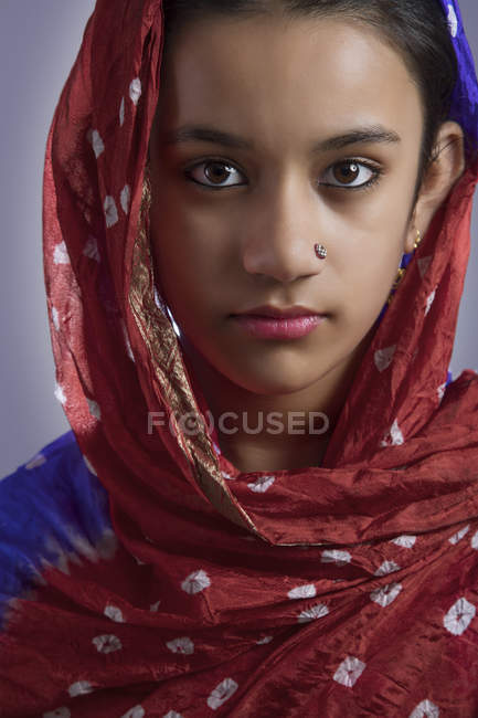Ritratto di ragazza indiana che indossa duppatta sulla testa — Foto stock