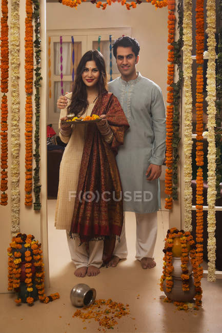Porträt eines jungen erwachsenen Paares in traditioneller Kleidung mit Pooja-Teller — Stockfoto