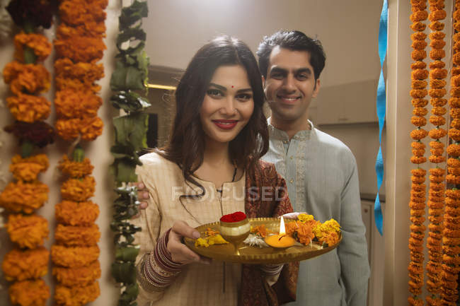 Ritratto di giovane coppia adulta in abito tradizionale con piatto pooja — Foto stock