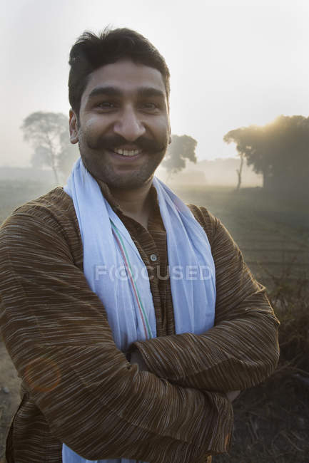 Retrato agricultor masculino no campo de agricultura contra o sol no fundo — Fotografia de Stock