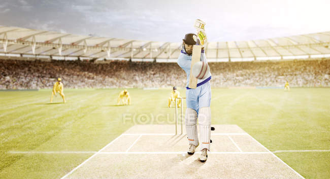 Batsman golpeando pelota en el estadio, enfoque selectivo - foto de stock