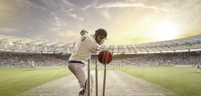 Batedor batendo bola de críquete, foco seletivo — Fotografia de Stock