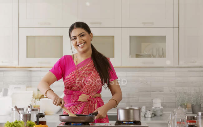 Femme en cuisine saree dans la cuisine — Photo de stock