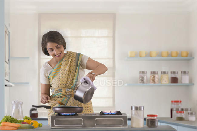 Mulher preparando comida na cozinha — Fotografia de Stock