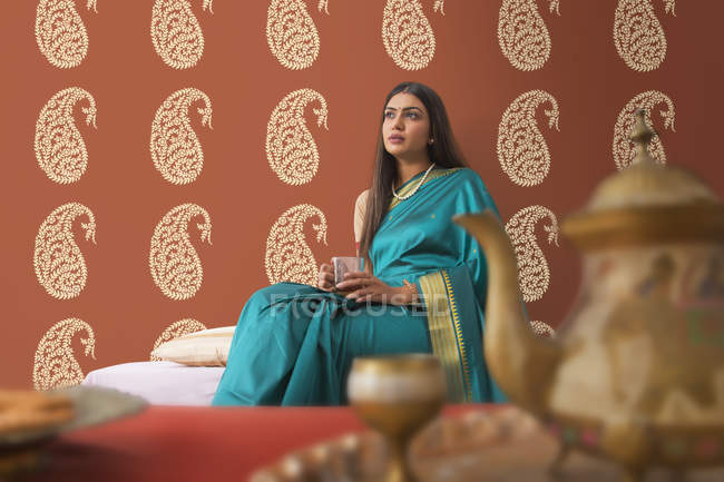 Mulher em saree tomando chá em casa — Fotografia de Stock