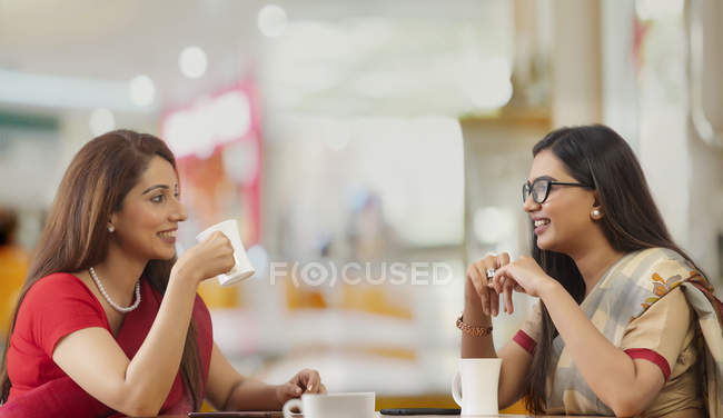Two businesswomen having tea — Stock Photo