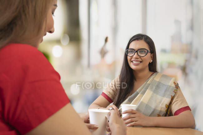 Deux femmes d'affaires prenant le thé — Photo de stock