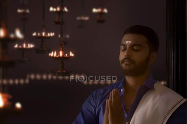 Людина південного індіанця, яка молиться Богу — стокове фото