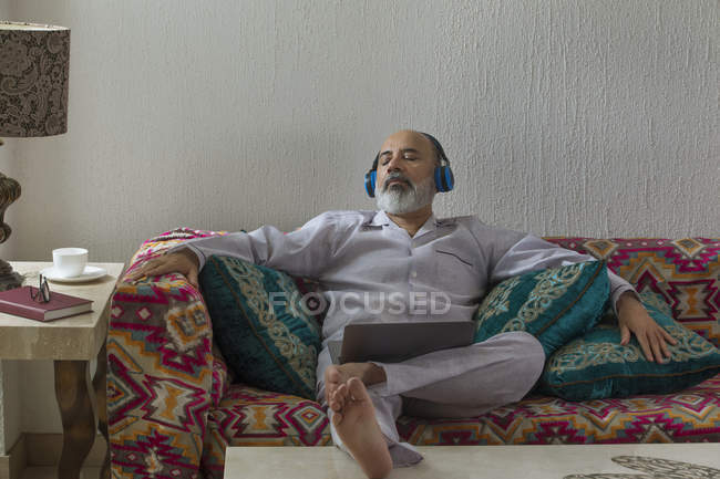 Старший чоловік слухає музику і розслабляється — стокове фото
