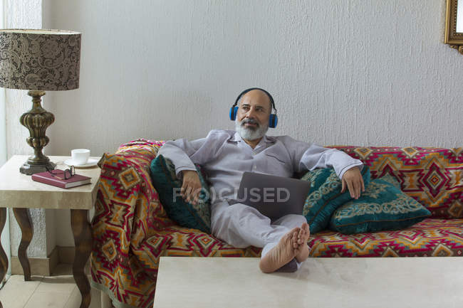 Старший чоловік слухає музику і розслабляється — стокове фото