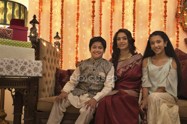 Enfants assis avec leur mère sur diwali — Photo de stock