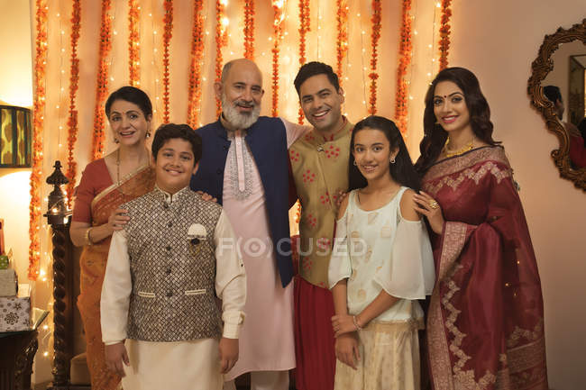 Familia celebrando diwali juntos - foto de stock