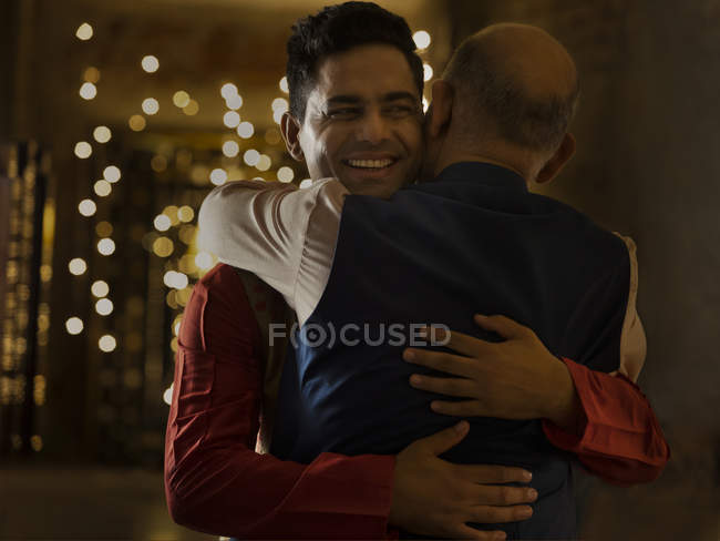 Pai e filho cumprimentando uns aos outros com um abraço — Fotografia de Stock