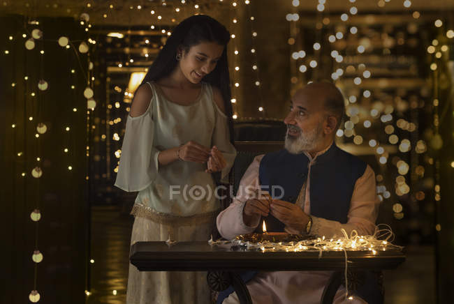Großvater und Enkelin bereiten gemeinsam Diyas vor — Stockfoto