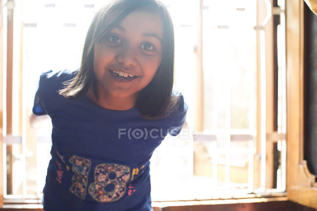 Chica joven disfrutando de la luz solar - foto de stock