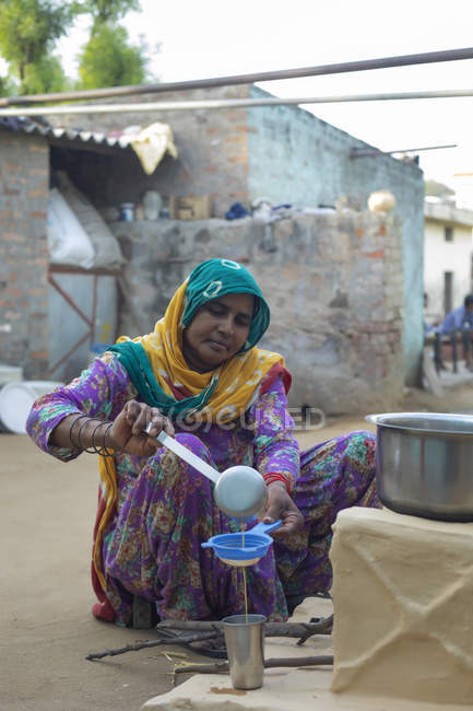 Женщина наливает чай в стакан — стоковое фото