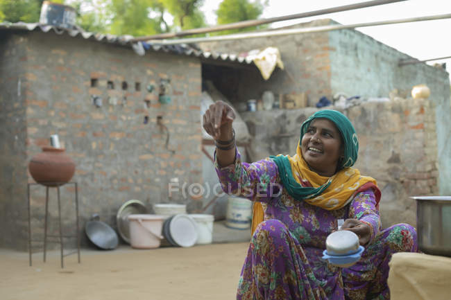 Mujer sonriendo y hablando con alguien - foto de stock