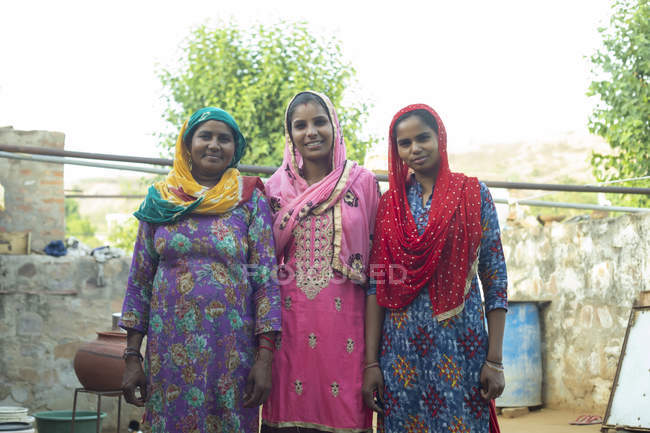 Жінка з дочкою і невісткою стоїть на дворі — стокове фото