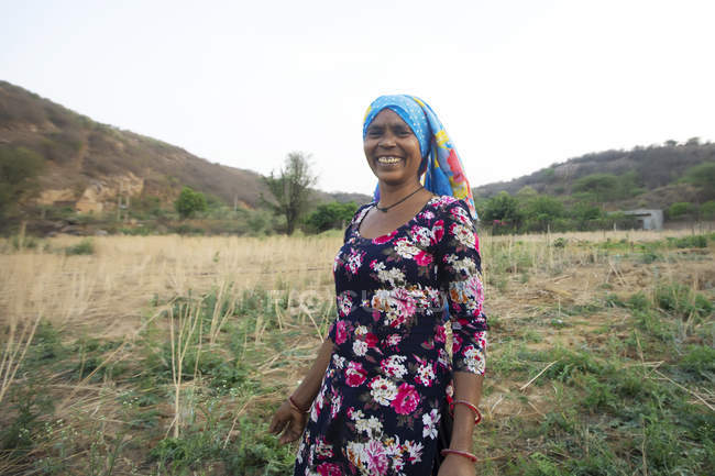 Frau steht auf einem Bauernhof und lächelt — Stockfoto