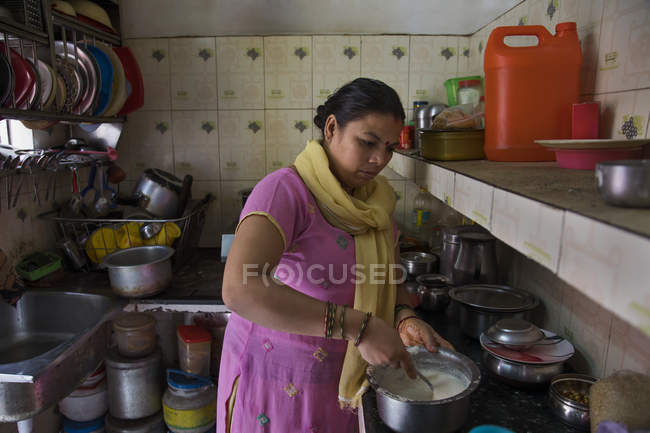 Жінка готує на кухні — стокове фото
