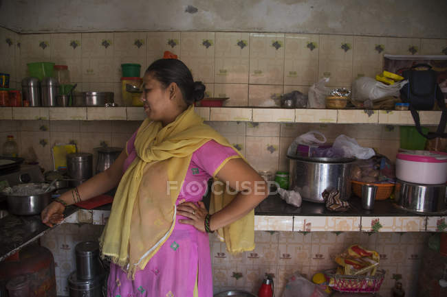 Donna che cucina in cucina — Foto stock