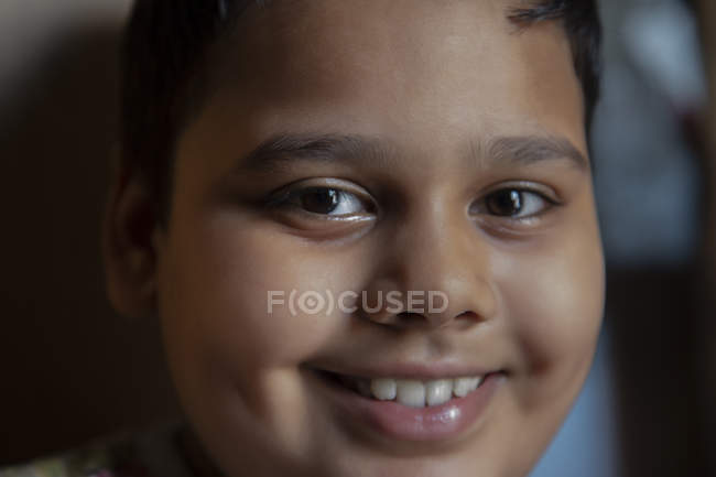 Portrait d'un jeune garçon souriant — Photo de stock