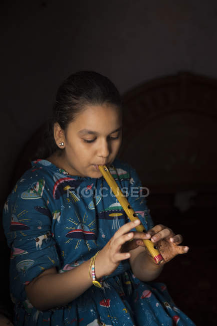 Jeune fille jouer de la flûte — Photo de stock