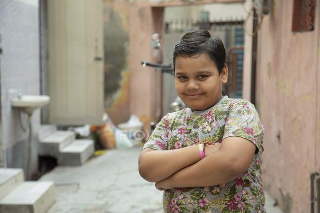 Портрет мальчика, стоящего в варанде — стоковое фото
