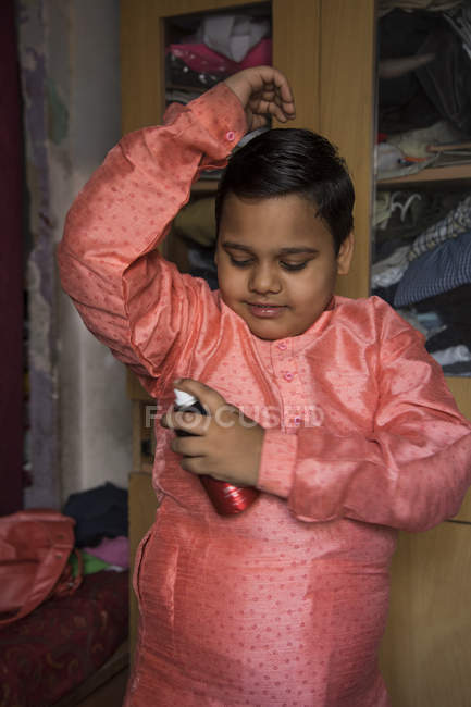 Young boy getting ready — Stock Photo