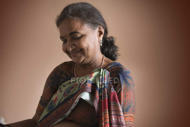 Porträt einer glücklichen Seniorin. — Stockfoto