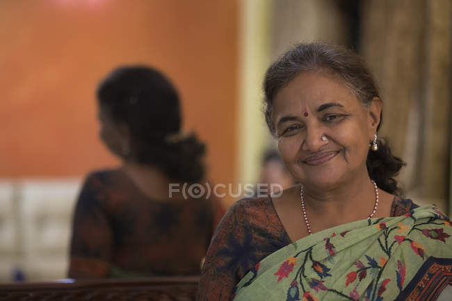 Ritratto di una donna anziana felice. — Foto stock