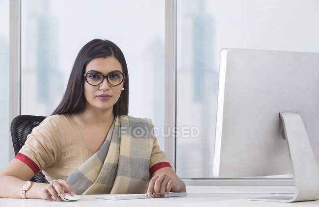 Woman working on desktop — Stock Photo