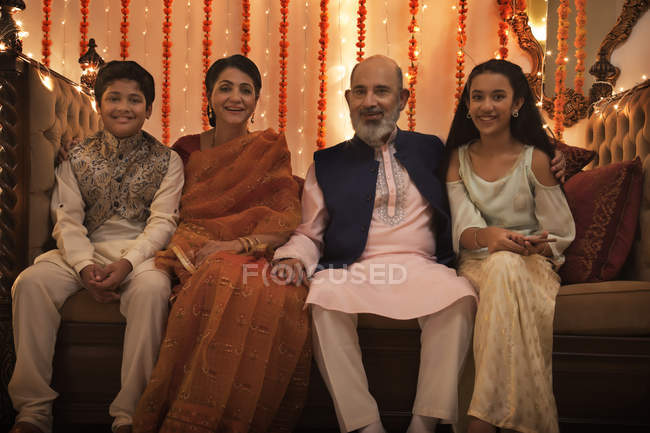 Enfants célébrant le diwali avec leurs grands-parents — Photo de stock