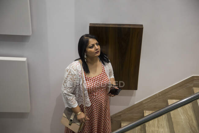 Donna in attesa alle scale . — Foto stock
