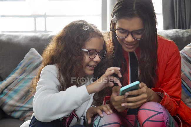 Sisters sitting in the living room spending quality time together. — Stock Photo