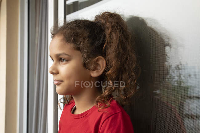 Молодая девушка, стоящая дома на балконе . — стоковое фото