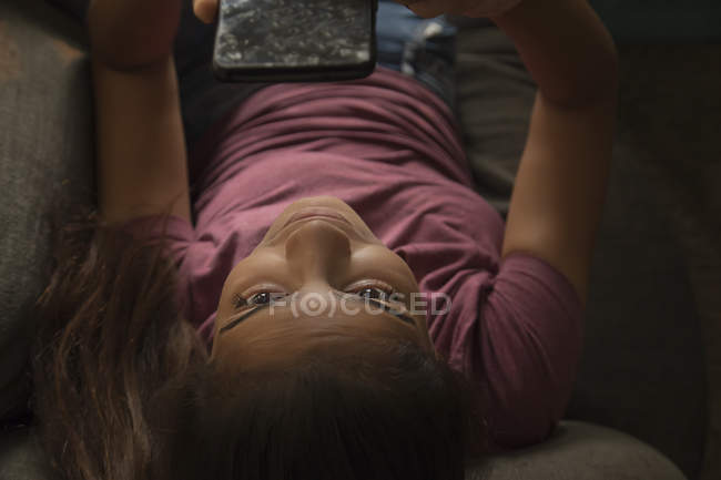 Дівчинка дивиться на телефонний екран.. — стокове фото