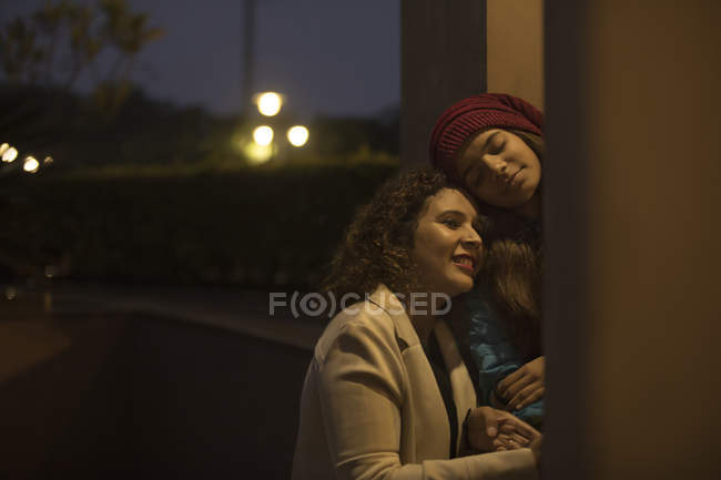 Mutter und Tochter verbringen einen ruhigen Moment miteinander. — Stockfoto