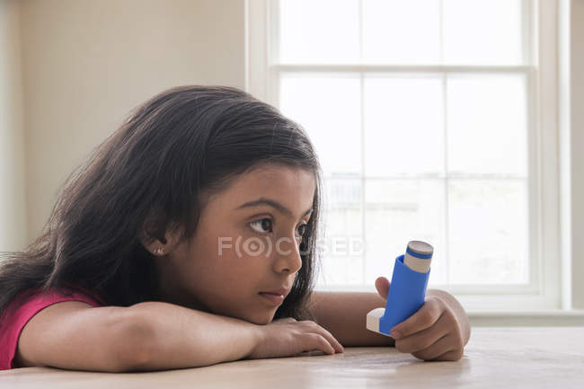 Portrait d'une jeune fille tenant un inhalateur . — Photo de stock