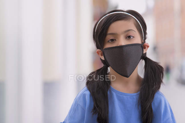 Portrait d'une jeune fille portant un masque anti-pollution
. — Photo de stock