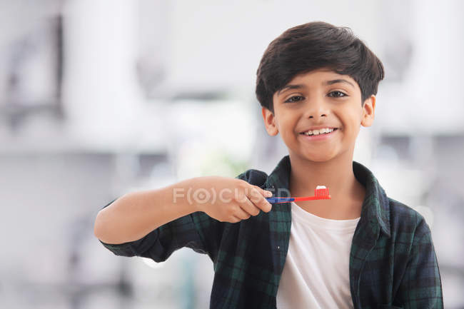 Porträt eines kleinen Jungen beim Zähneputzen. — Stockfoto