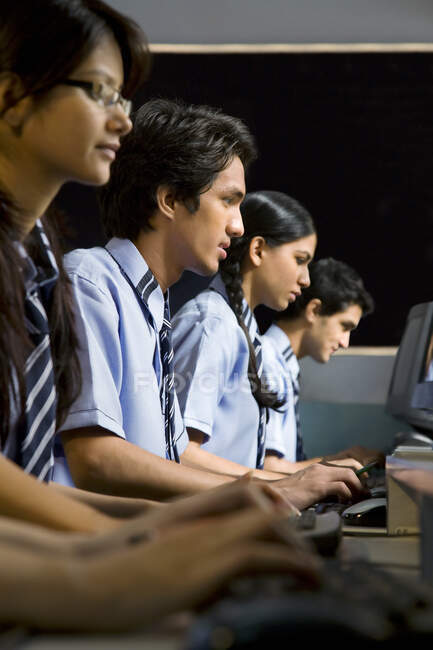 Estudantes em um laboratório de informática — Fotografia de Stock