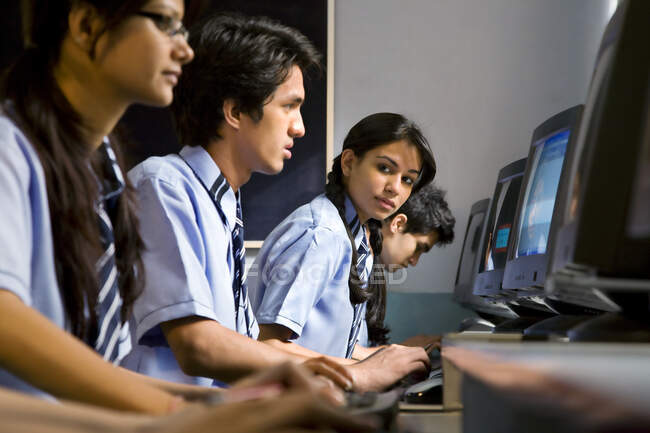 Estudiantes en un laboratorio de informática - foto de stock