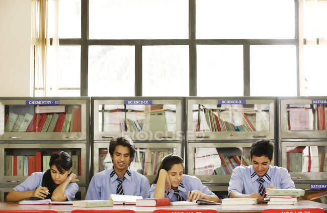 Estudantes em uma biblioteca da escola — Fotografia de Stock