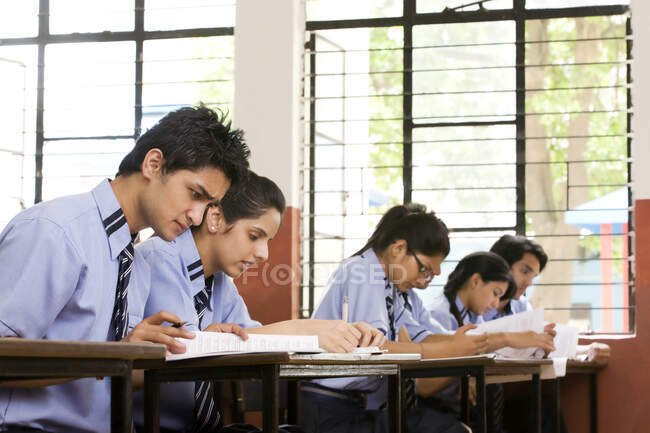 Студенты, обучающиеся в классе — стоковое фото